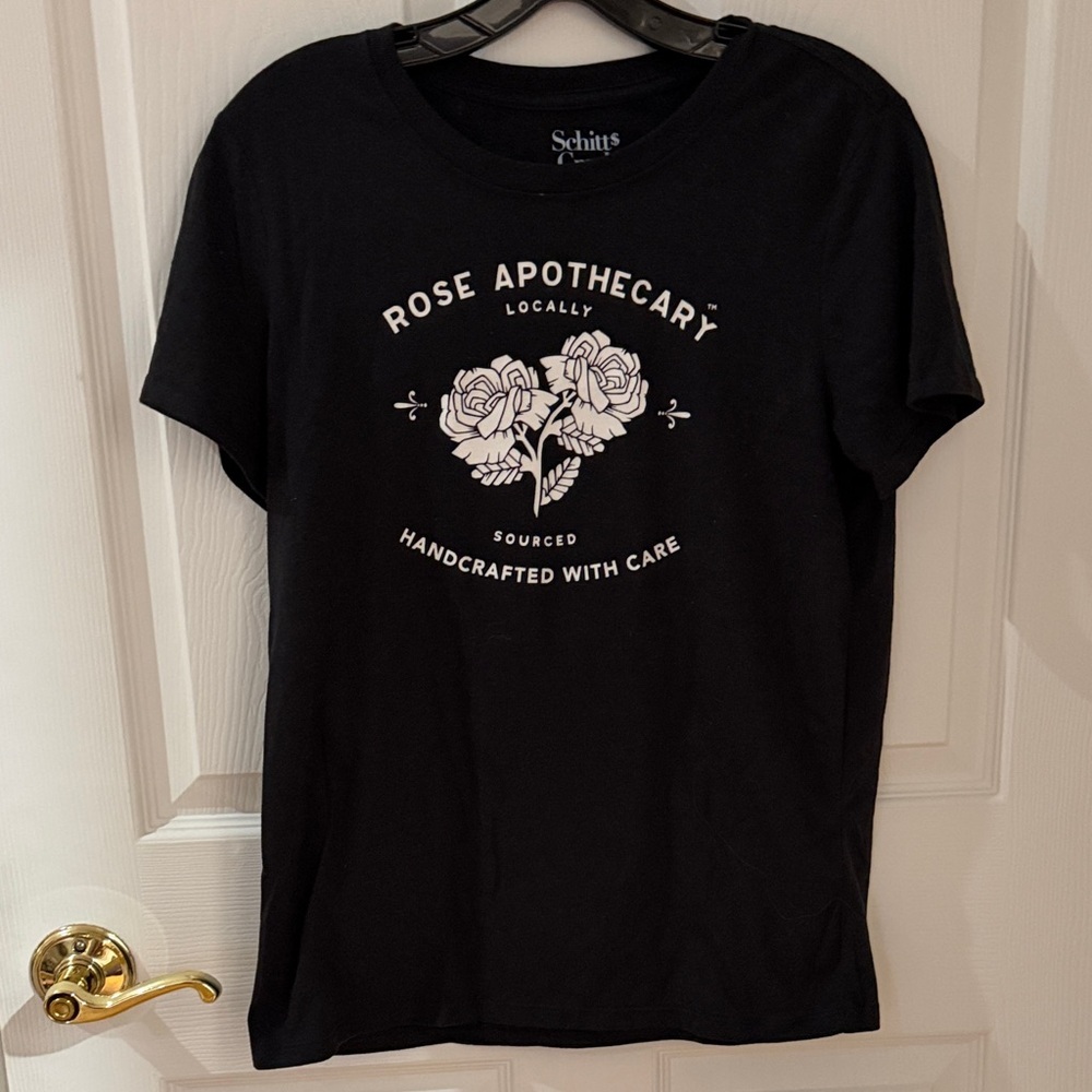 Black Rose Apothecary Graphic T-Shirt SCHITTS creek size medium